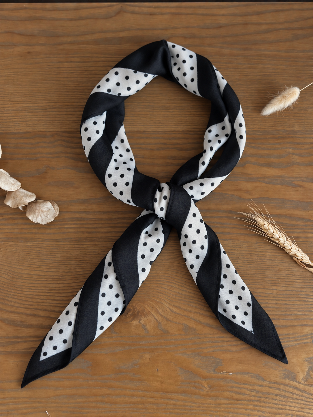 Foulard carré petit pois