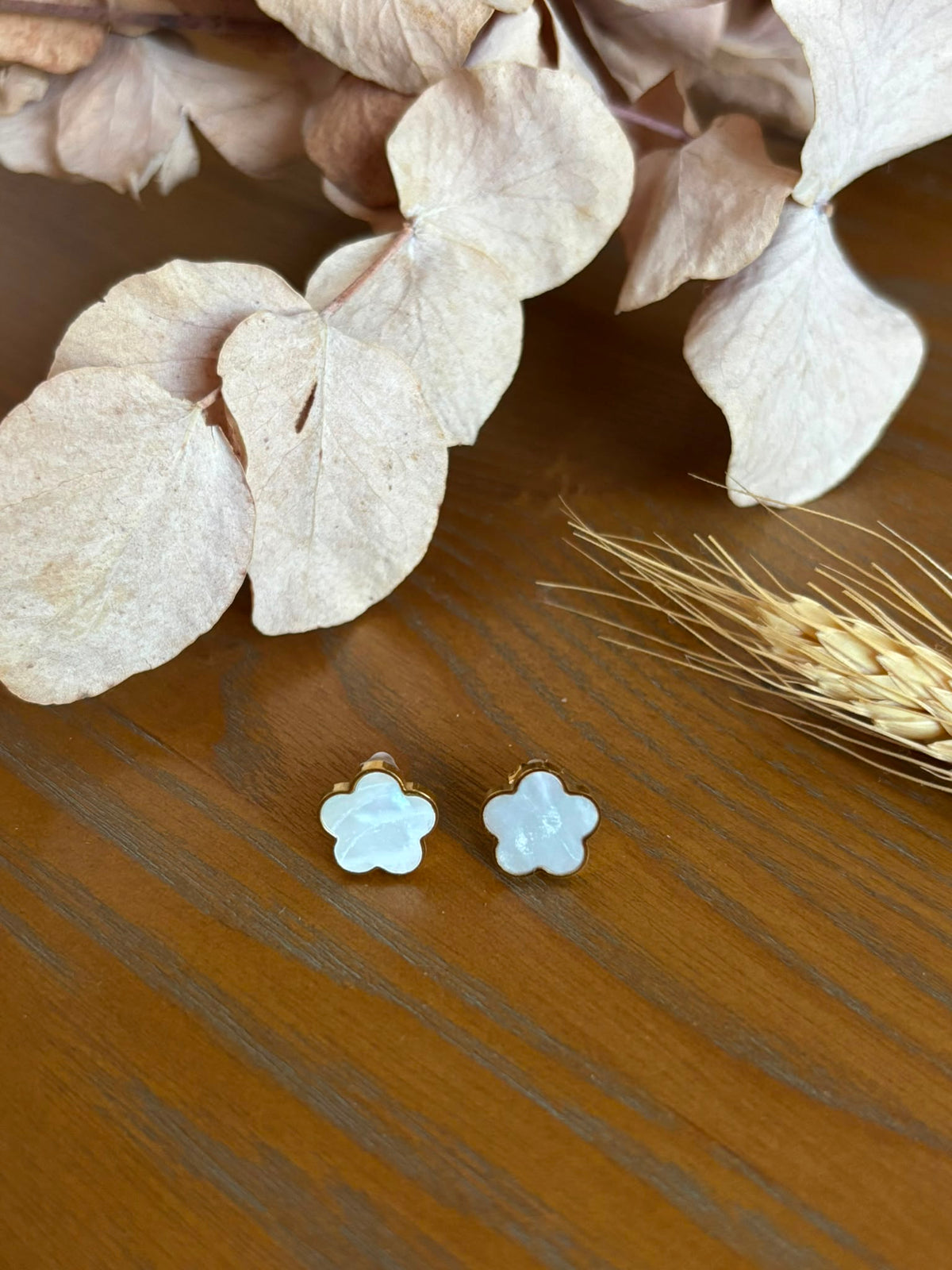 Boucles oreilles fleur blanche nacrée